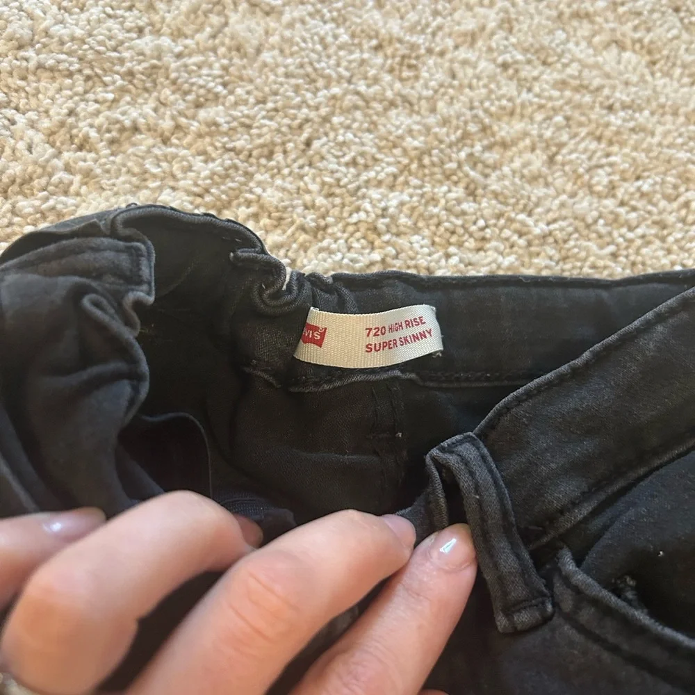 Girls Levi’s distressed jeans black denim in size 10